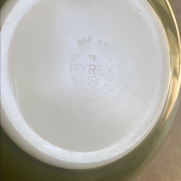 Vintage, Pyrex Nesting Mixing Bowl, Avocado Green, 404, 4 Quart - Picture 9 of 9